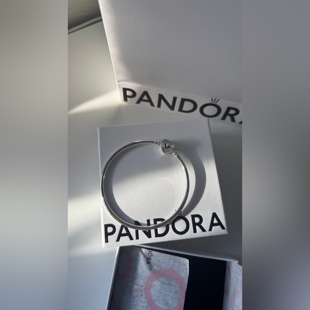 Pandora Radiating Heart Clasp Bangle Sterling Silver New in Box Size 7.5”